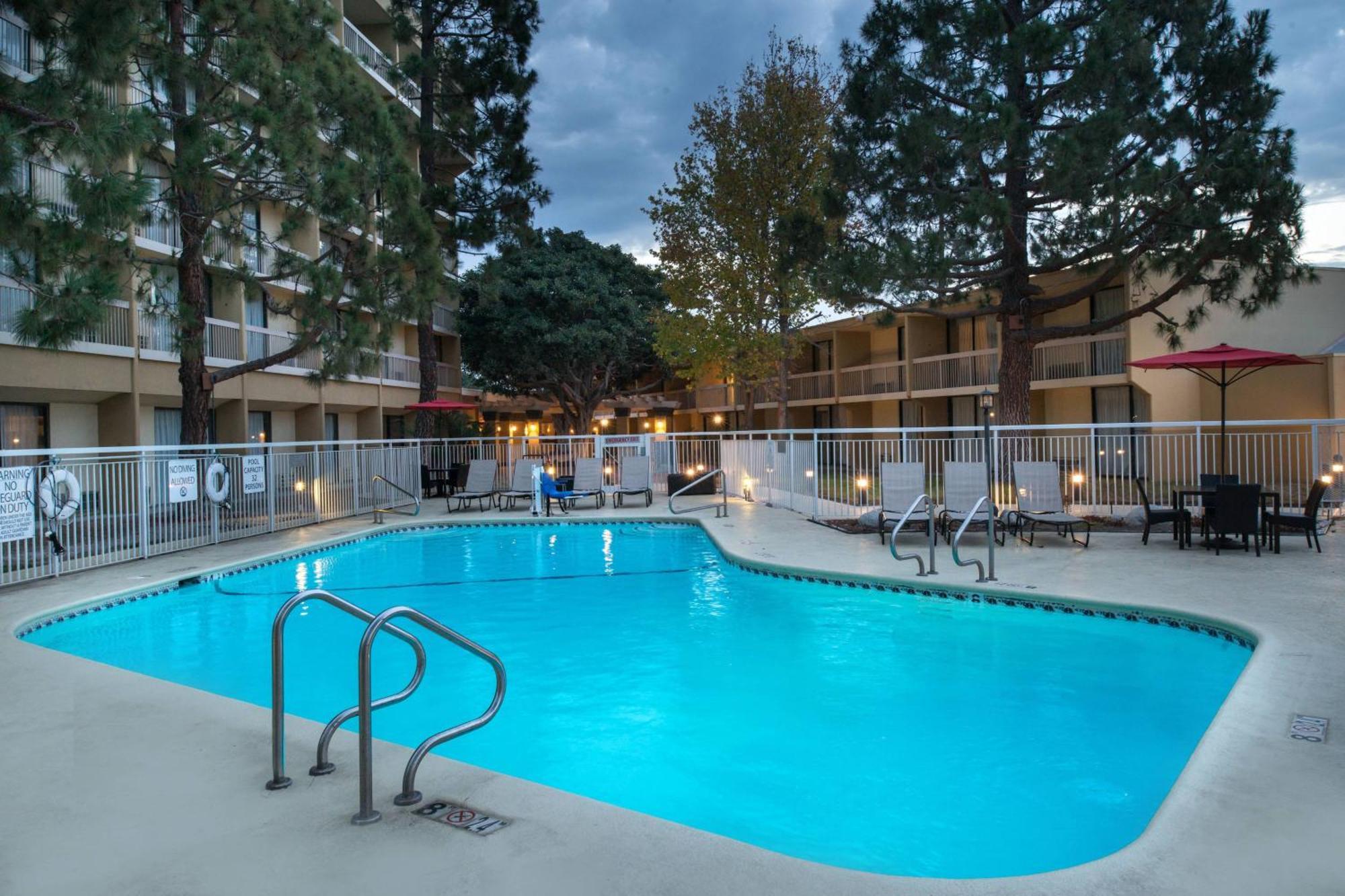 Courtyard By Marriott Oxnard/Ventura Hotel Exterior photo