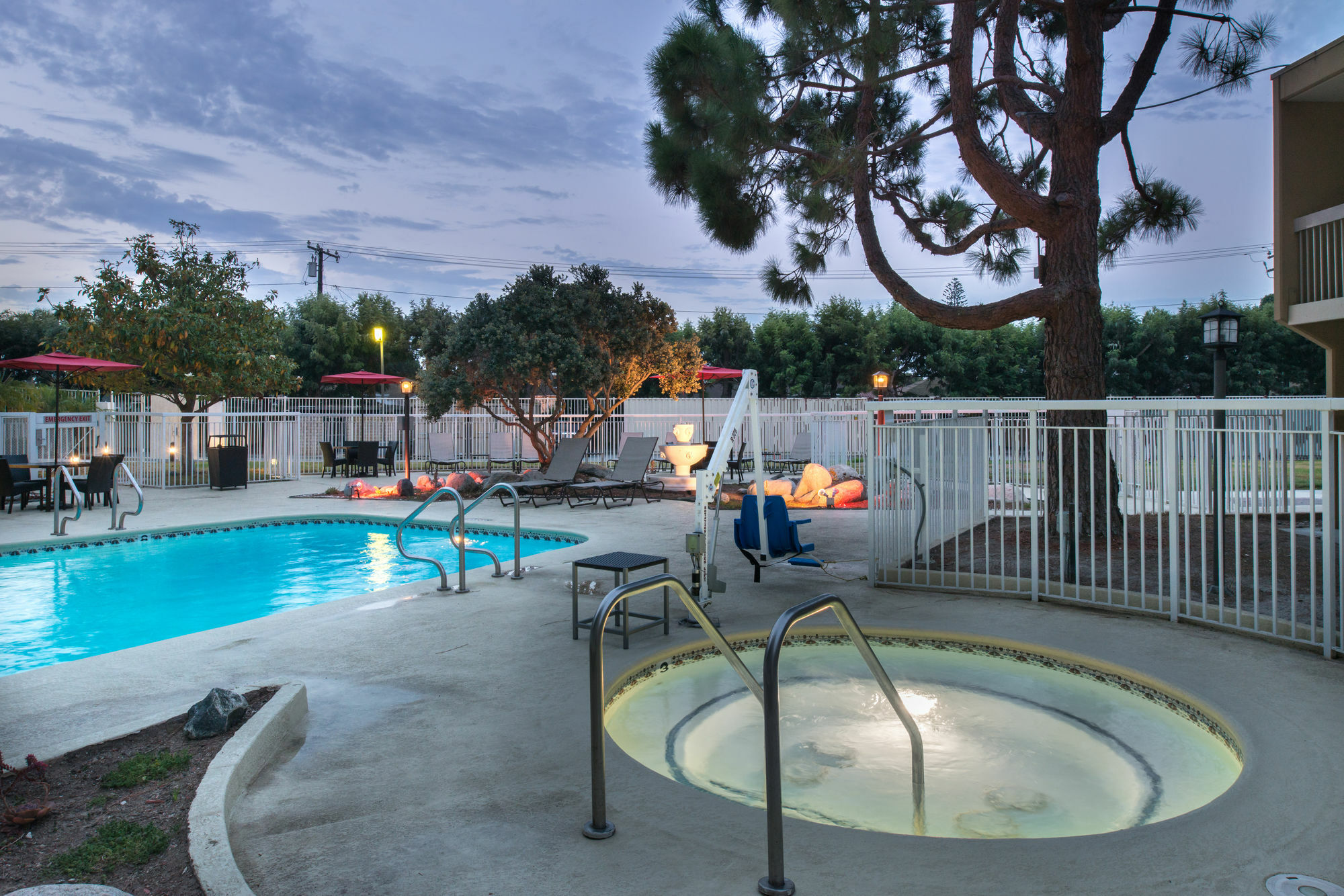 Courtyard By Marriott Oxnard/Ventura Hotel Exterior photo